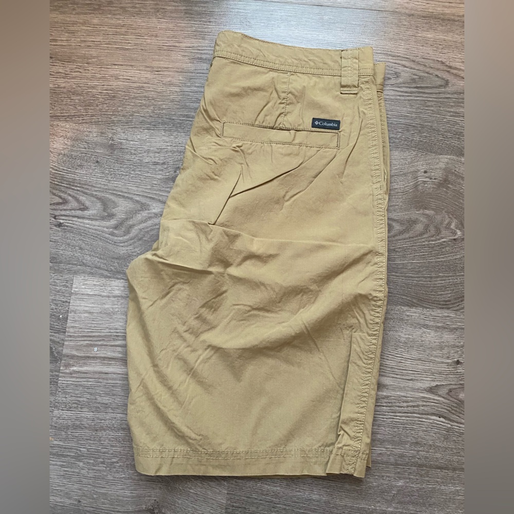 Men’s Columbia Khaki Shorts